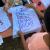 Kinder bemalen Tshirts mit Forderungen nach Seenotrettung